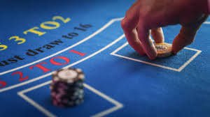 Pengguna menikmati permainan roulette interaktif melalui platform Live Casino di perangkat mobile